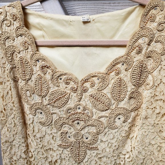 Vintage eyelet ivory dress with intricate beading and applique - Picture 2 of 6